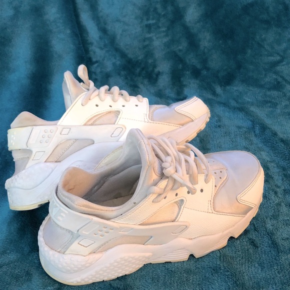white nike womens huaraches